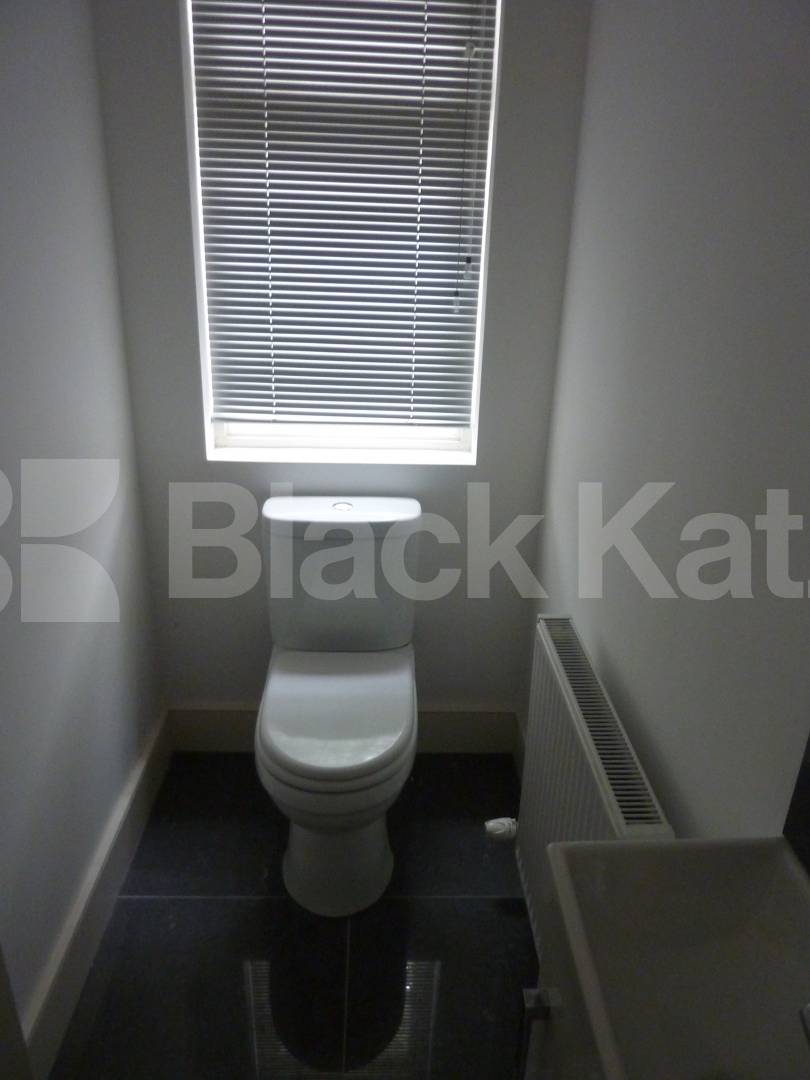 			LUXURY A MUST SEE, 3 Bedroom, 1 bath, 1 reception House			 Oval Road, REGENTS PARK